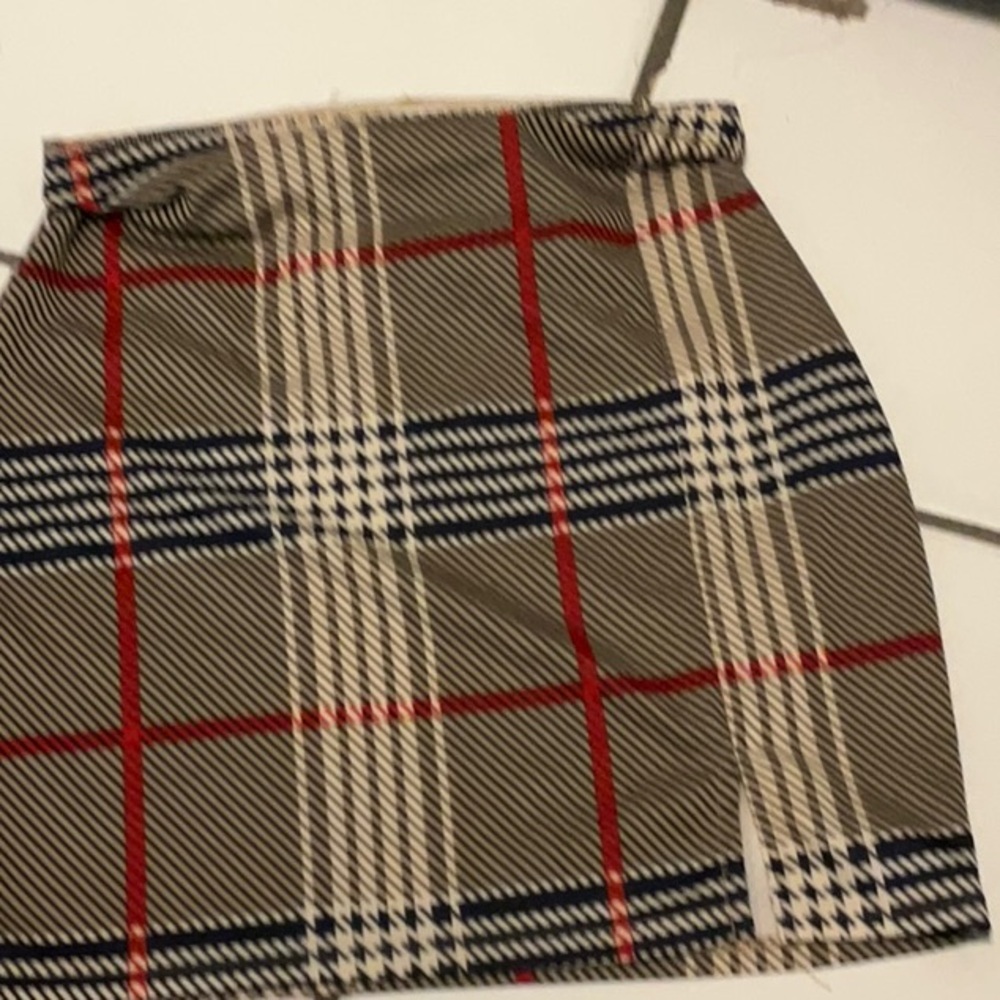 Plaid skirt 😘.